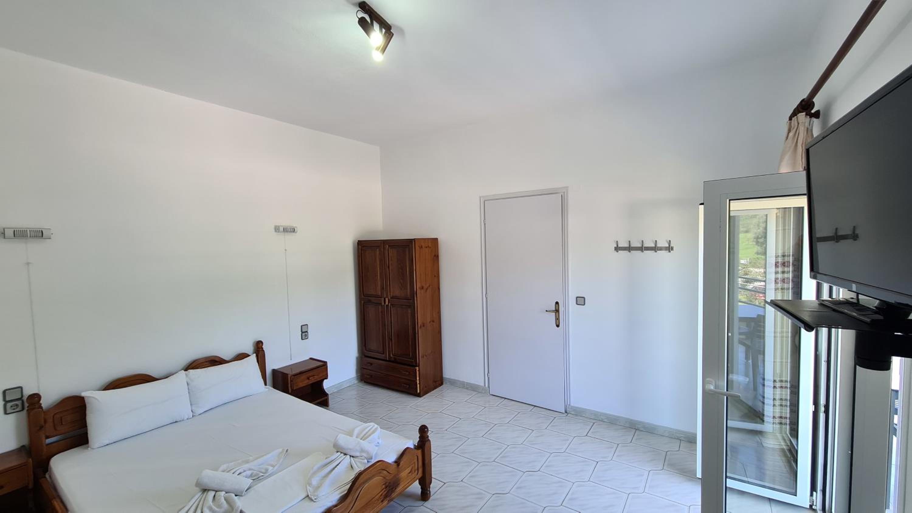 One-Bedroom Apartment - Photo 1
