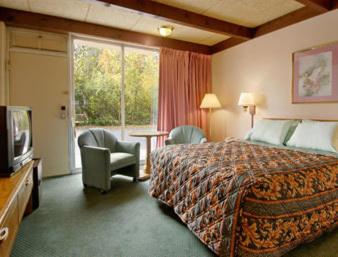 King Room - Non-Smoking - Photo 2