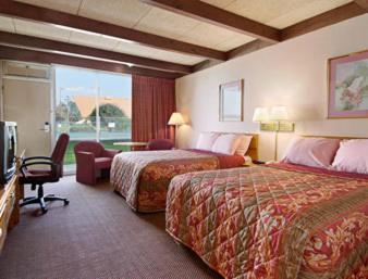 Deluxe Double Room with Two Double Beds - Non-Smoking - Photo 5