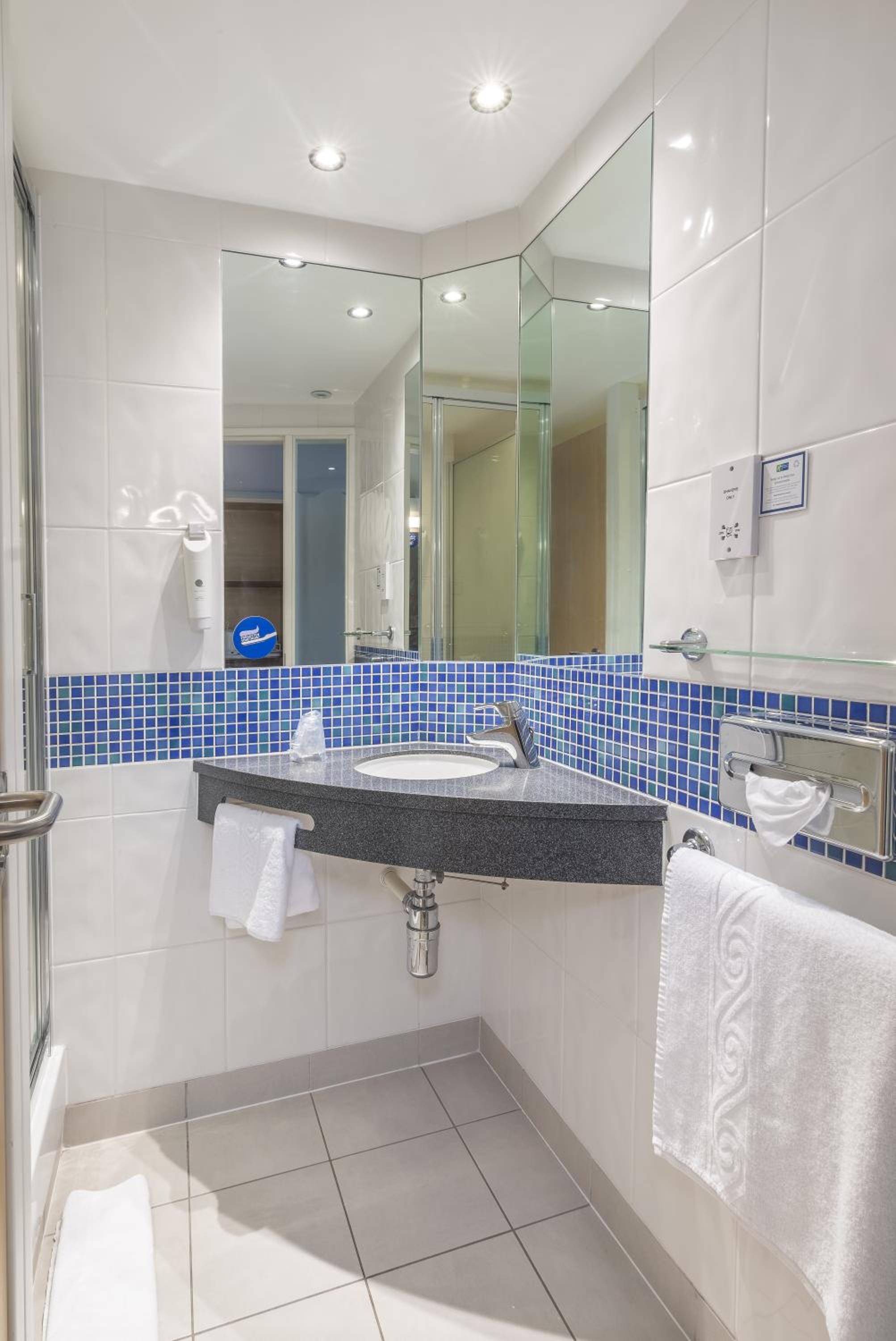 Standard Room with Free Hot Breakfast - Photo 3