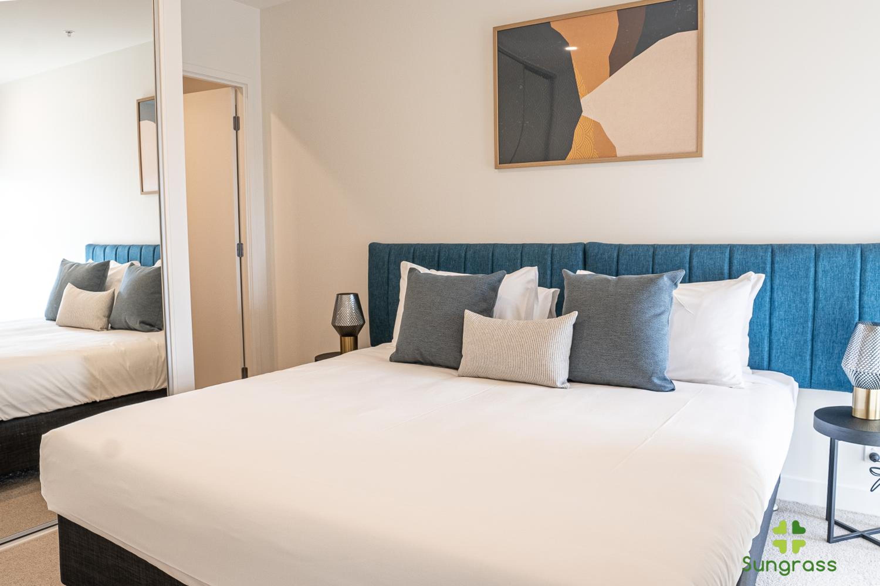 Deluxe One-Bedroom Apartment with City View photo 1