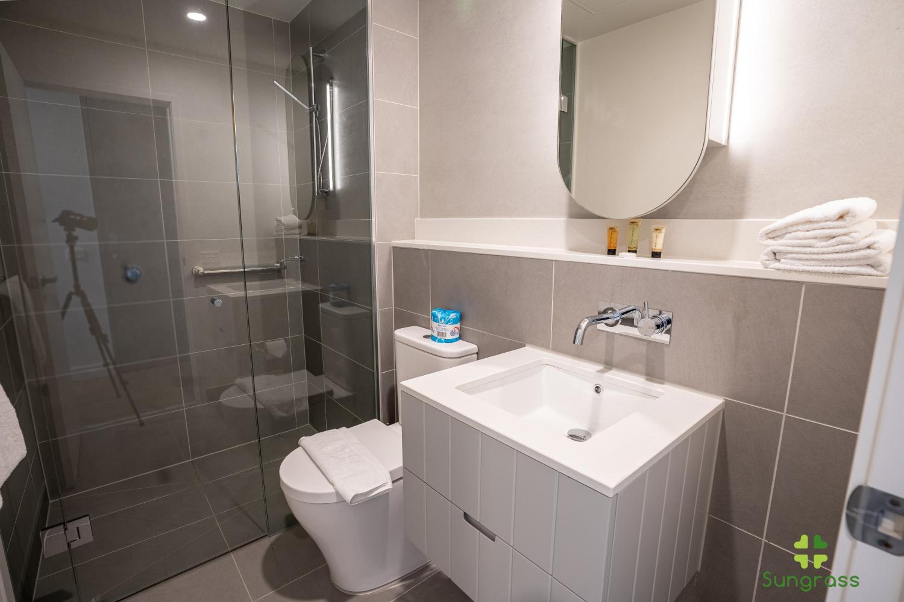 Deluxe One-Bedroom Apartment with City View photo 3