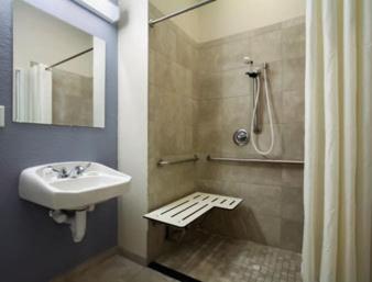 One-Bedroom Suite - Disability Access/Non-Smoking - Photo 5