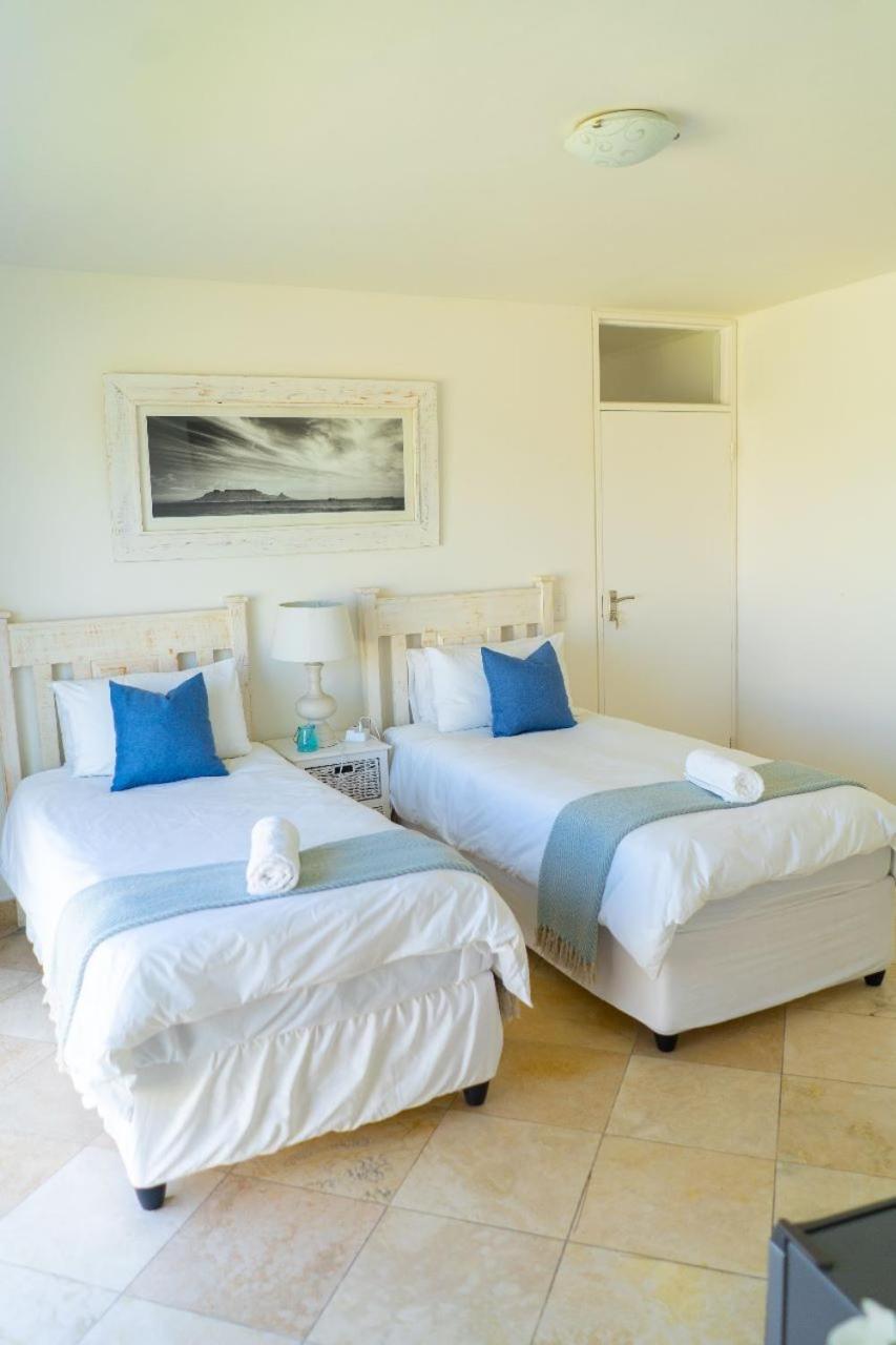 Standard Twin Room with Mountain View