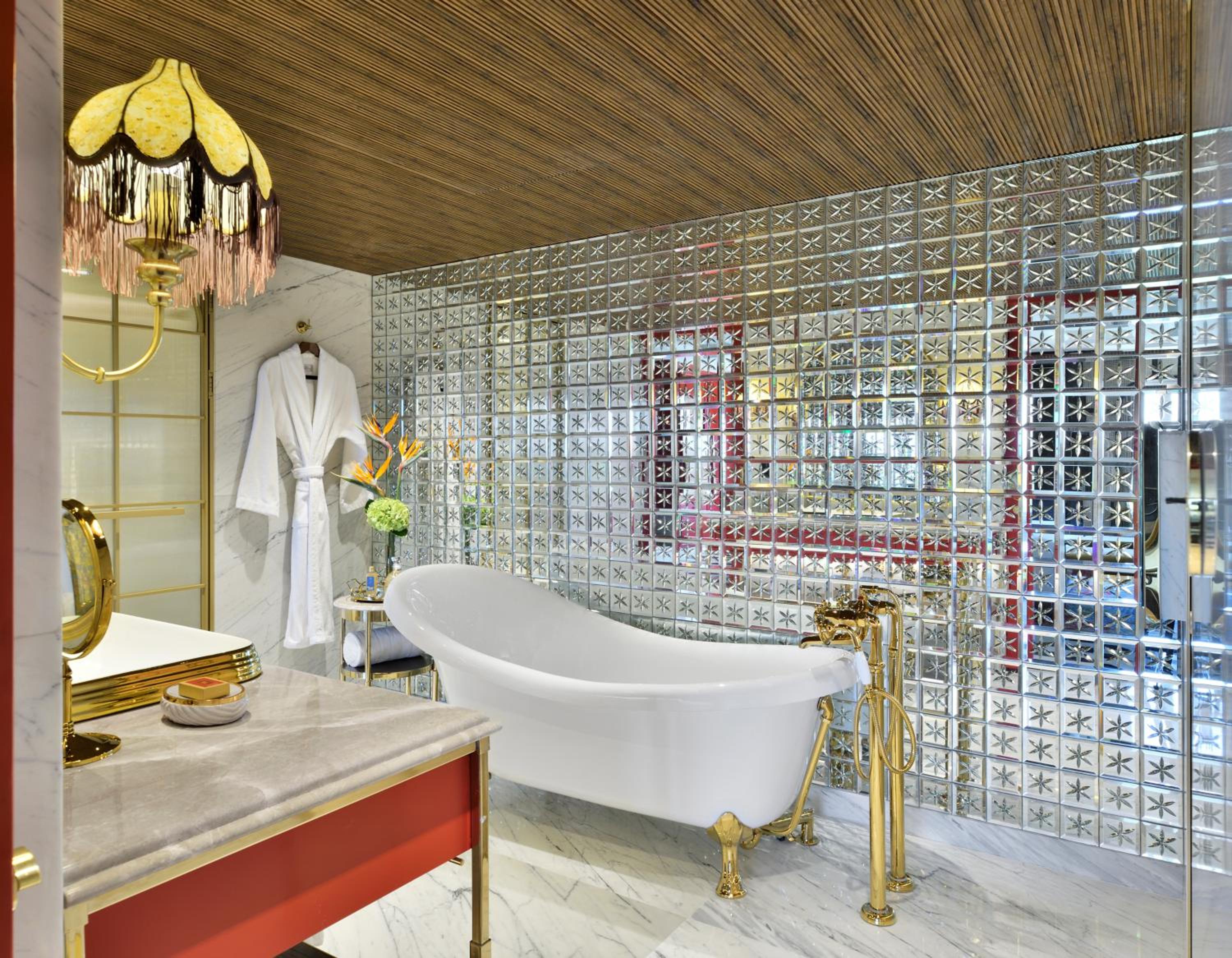 Signature Suite with Lounge Access (Non Smoking)