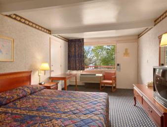 Standard King Room - Smoking - Photo 4