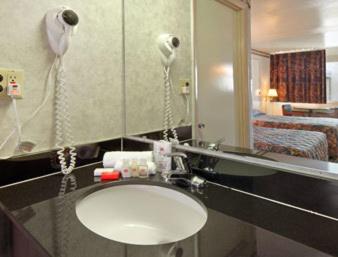 Standard King Room - Smoking - Photo 3