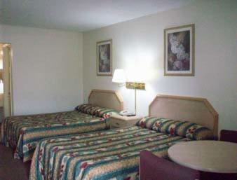 Queen Room with Two Queen Beds - Photo 3