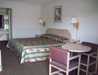 King Room - Non-Smoking - Photo 4