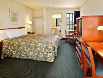 Deluxe King Suite - Non-Smoking - Photo 3