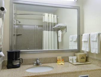 Queen Room Disability Access, Non-Smoking photo 3