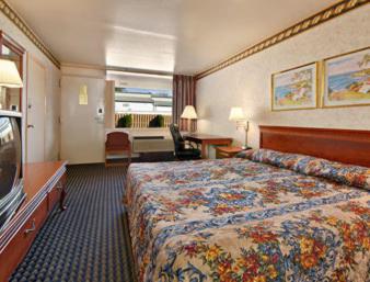 King Room - Non-Smoking - Photo 1