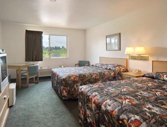 Queen Room with Two Queen Beds - Non-Smoking - Photo 1