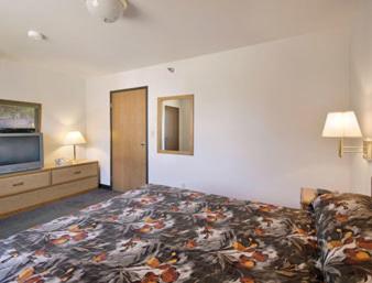Queen Suite - Photo 1