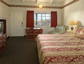 King Room - Non-Smoking - Photo 1