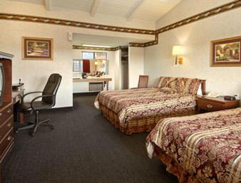 Queen Room with Two Queen Beds - Smoking - Photo 1