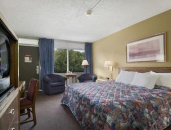 King Room - Non-Smoking - Photo 2
