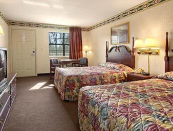 Queen Room With Two Queen Beds - Smoking photo 1
