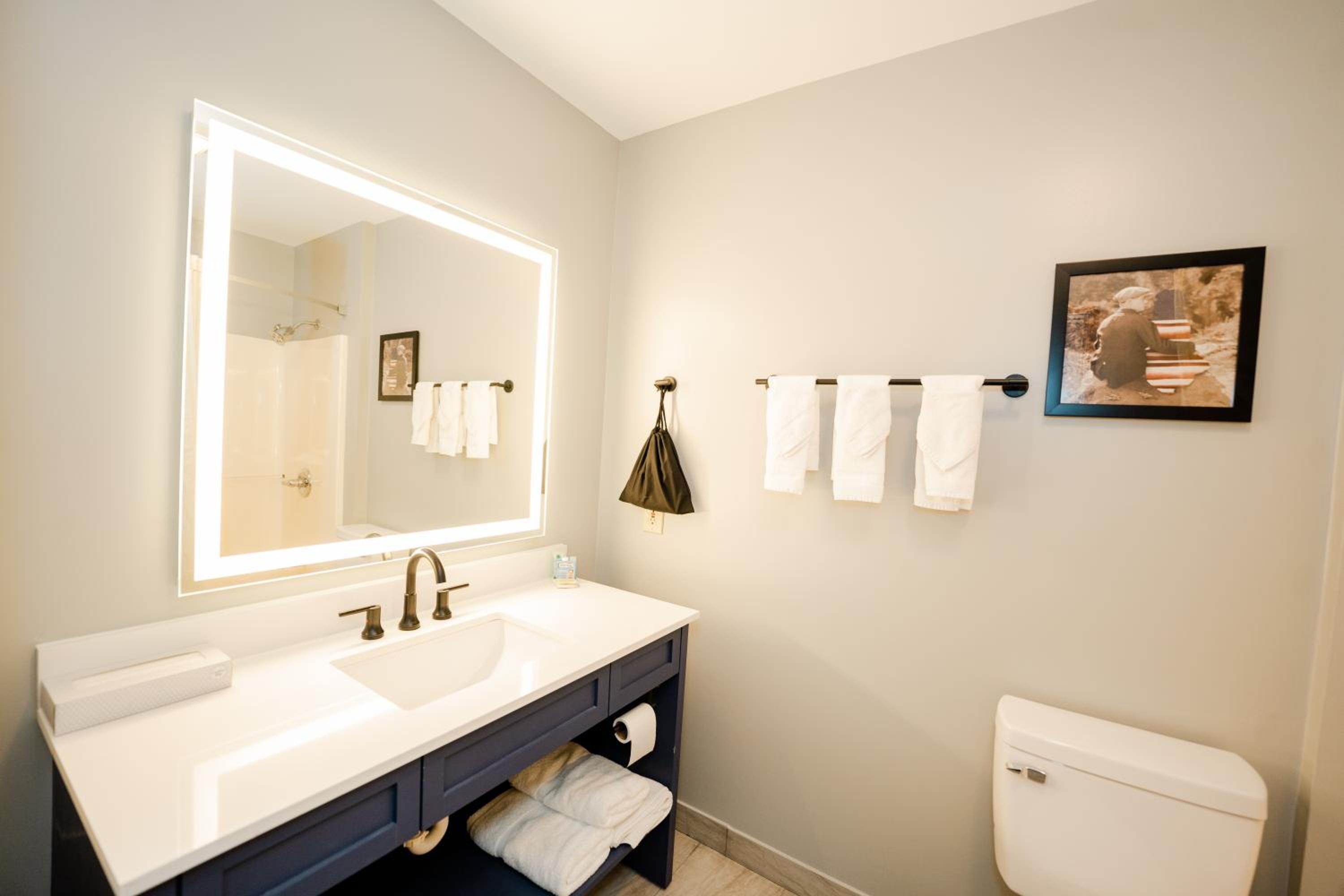 Queen Suite with Two Queen and One King Beds - Non-Smoking - Photo 5