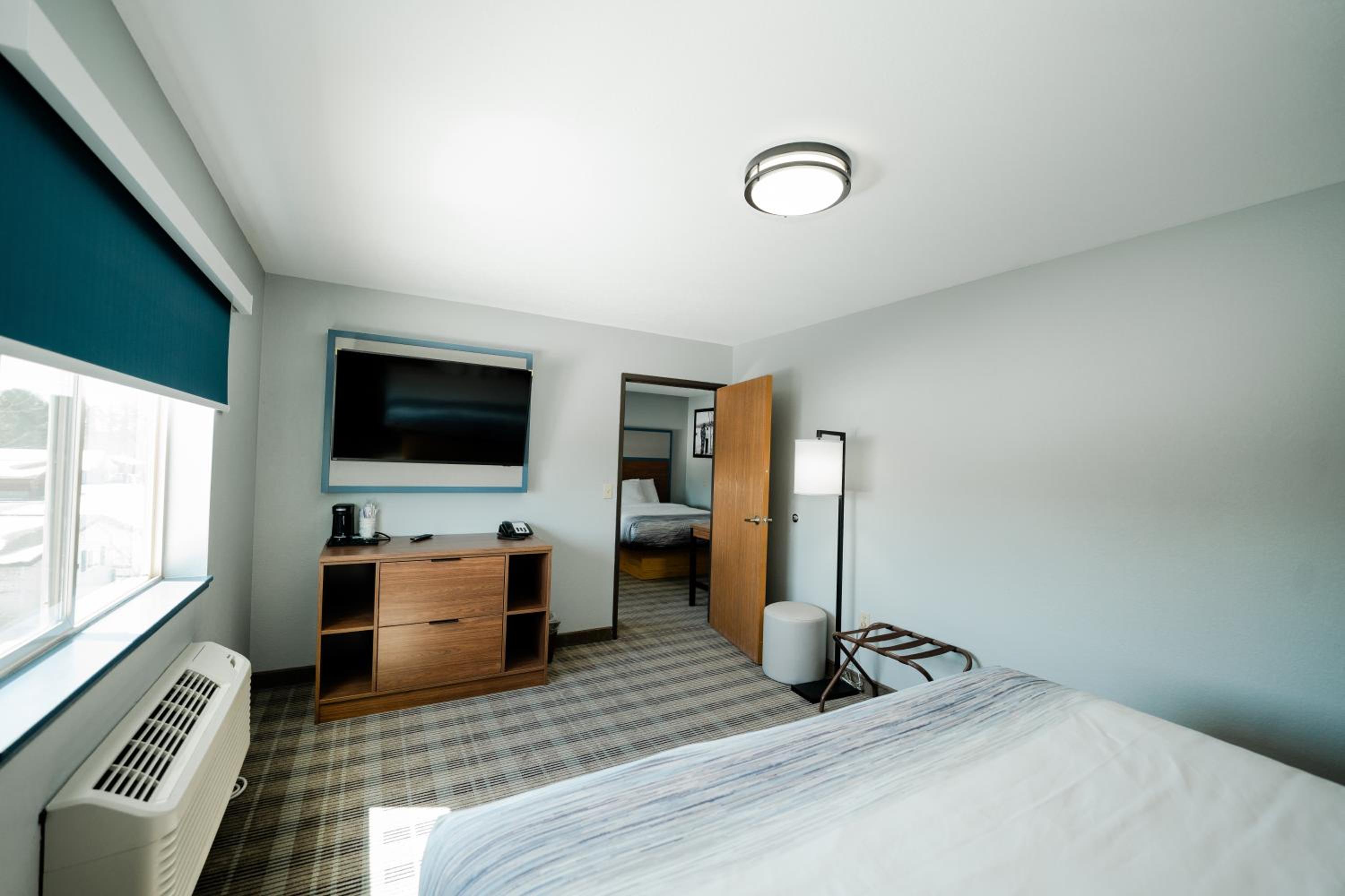 Queen Suite with Two Queen and One King Beds - Non-Smoking - Photo 1