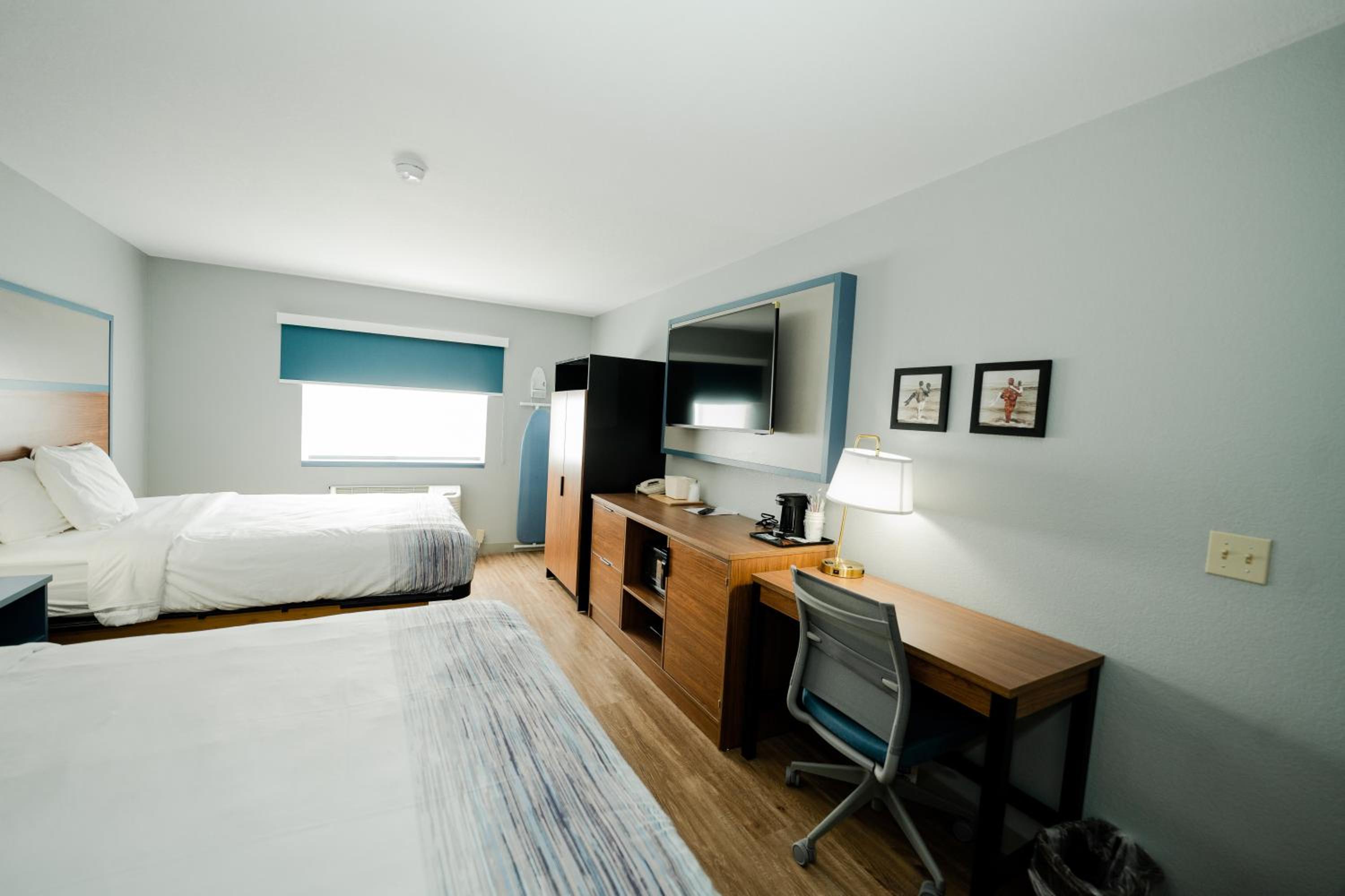 Queen Room with Two Queen Beds - Non-Smoking - Photo 1