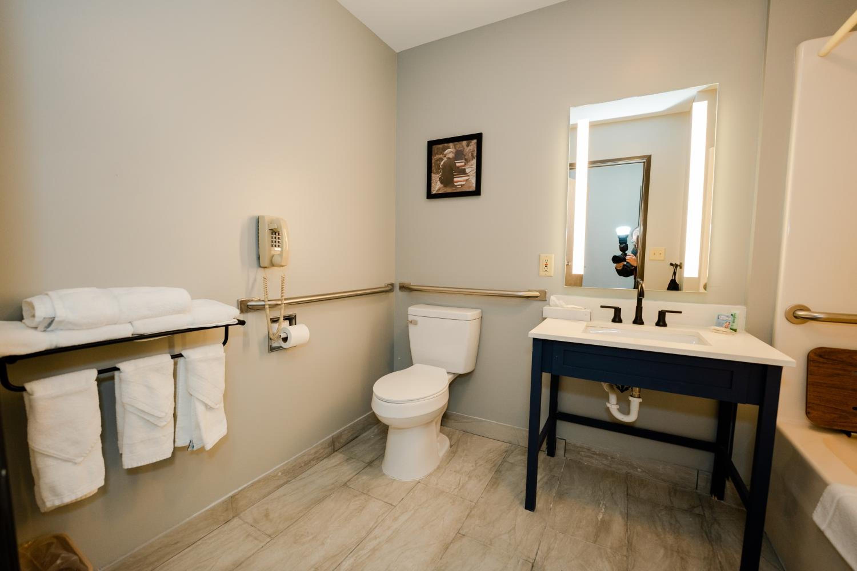 King Room With Roll-In Shower - Mobility Accessible/Non-Smoking - Photo 2