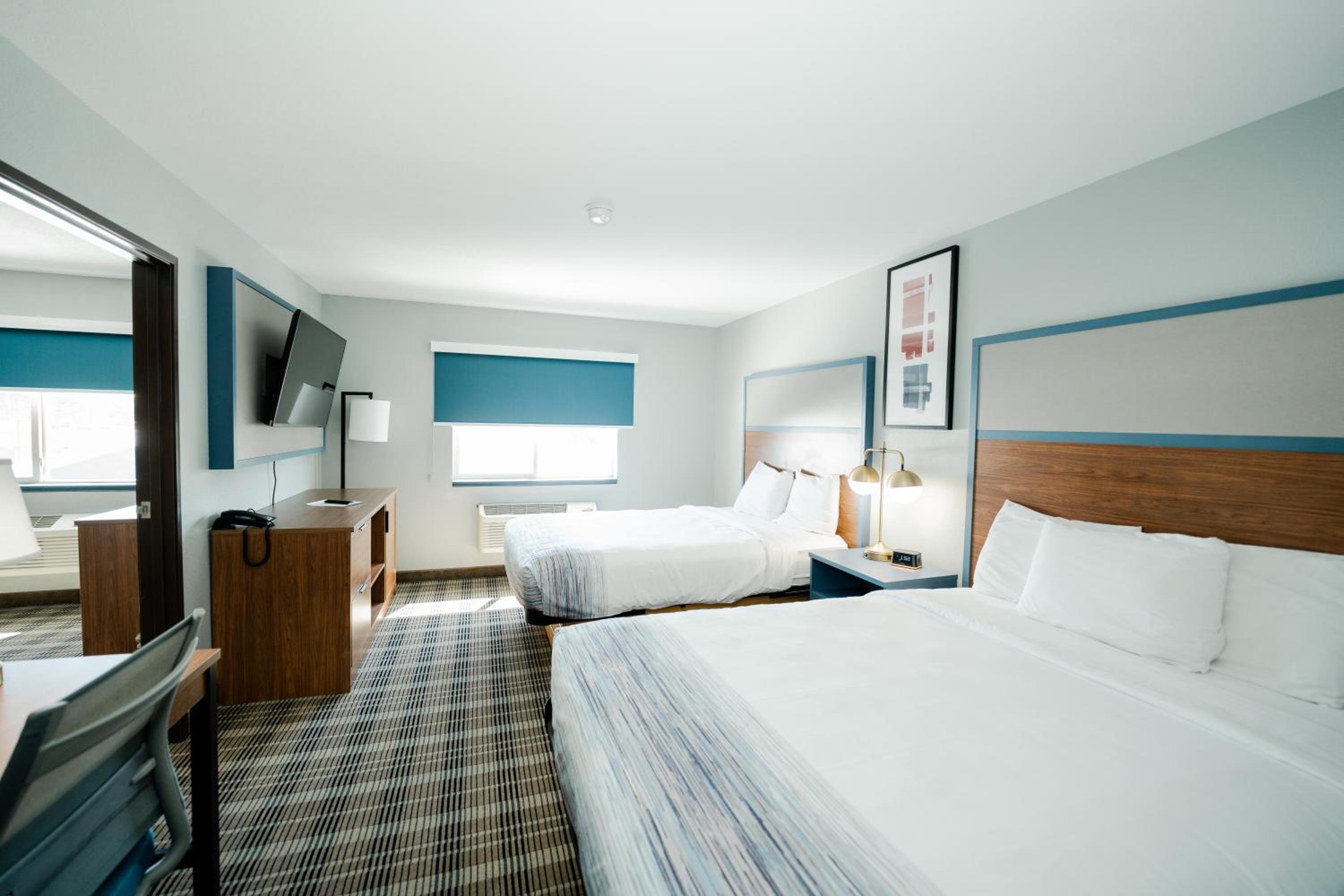 Queen Room with Two Queen Beds - Non-Smoking - Photo 5