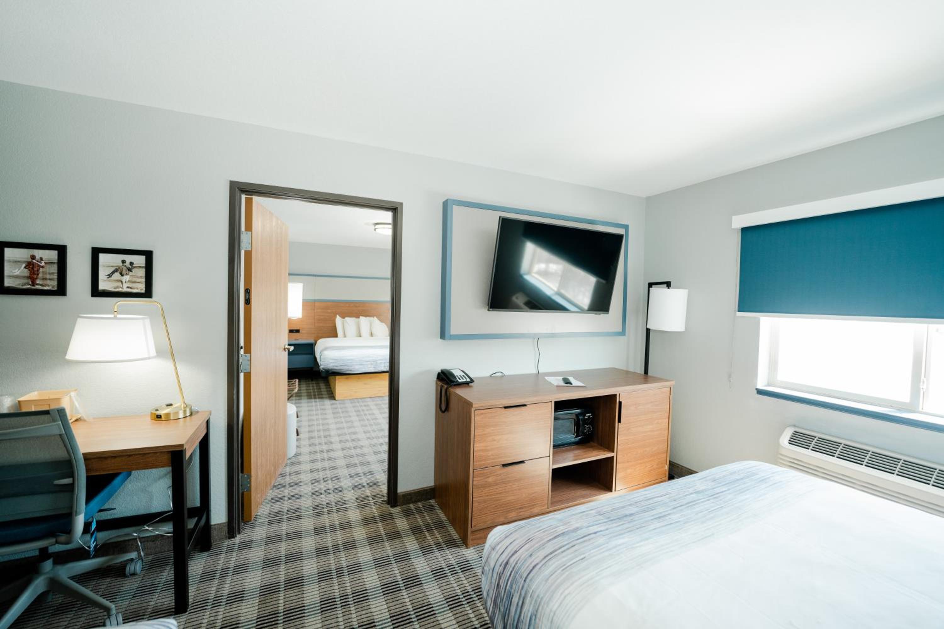 Queen Suite with Two Queen and One King Beds - Non-Smoking - Photo 3