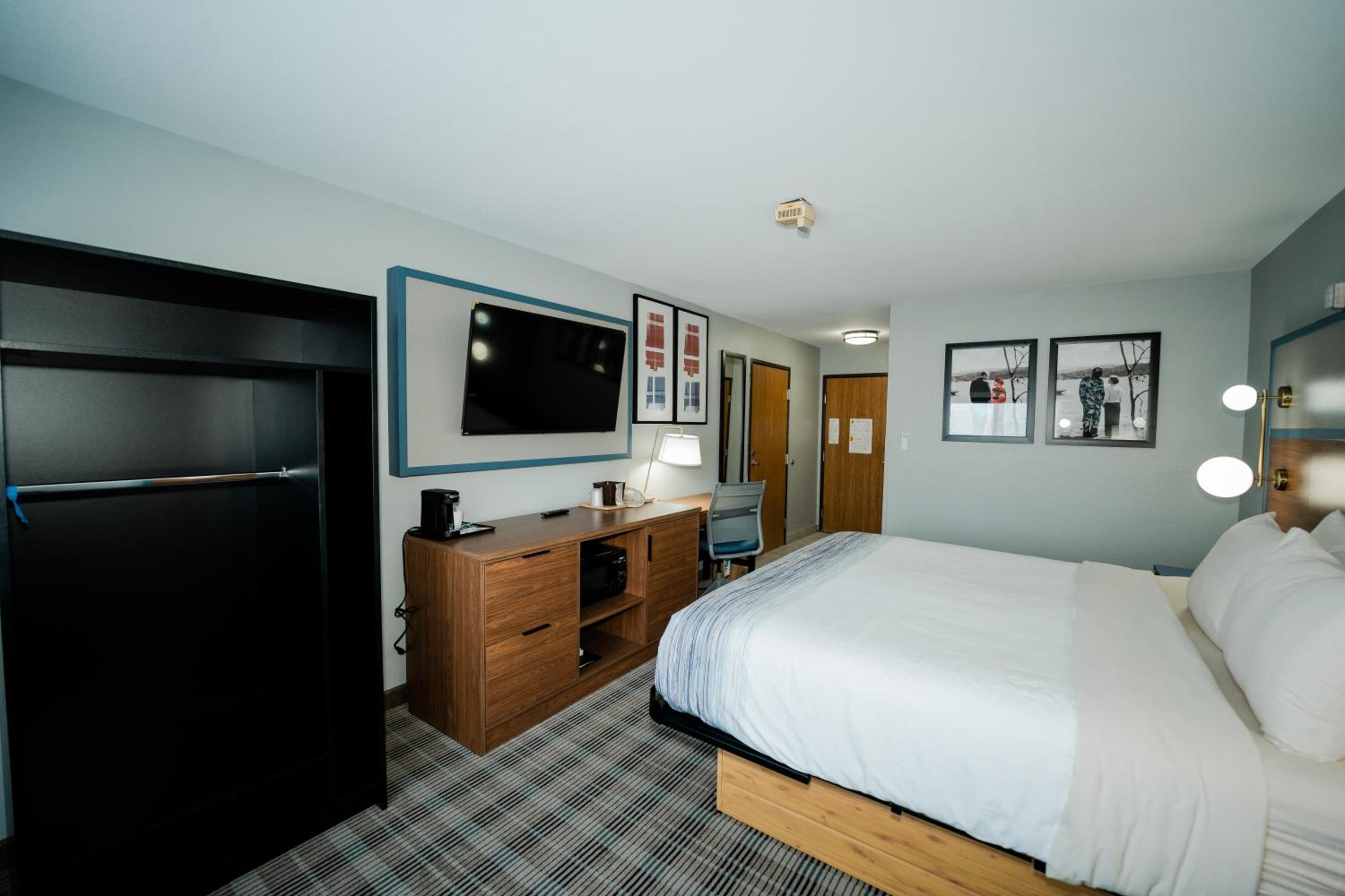 King Room with Roll-in Shower - Mobility Access/Non-Smoking - Photo 1