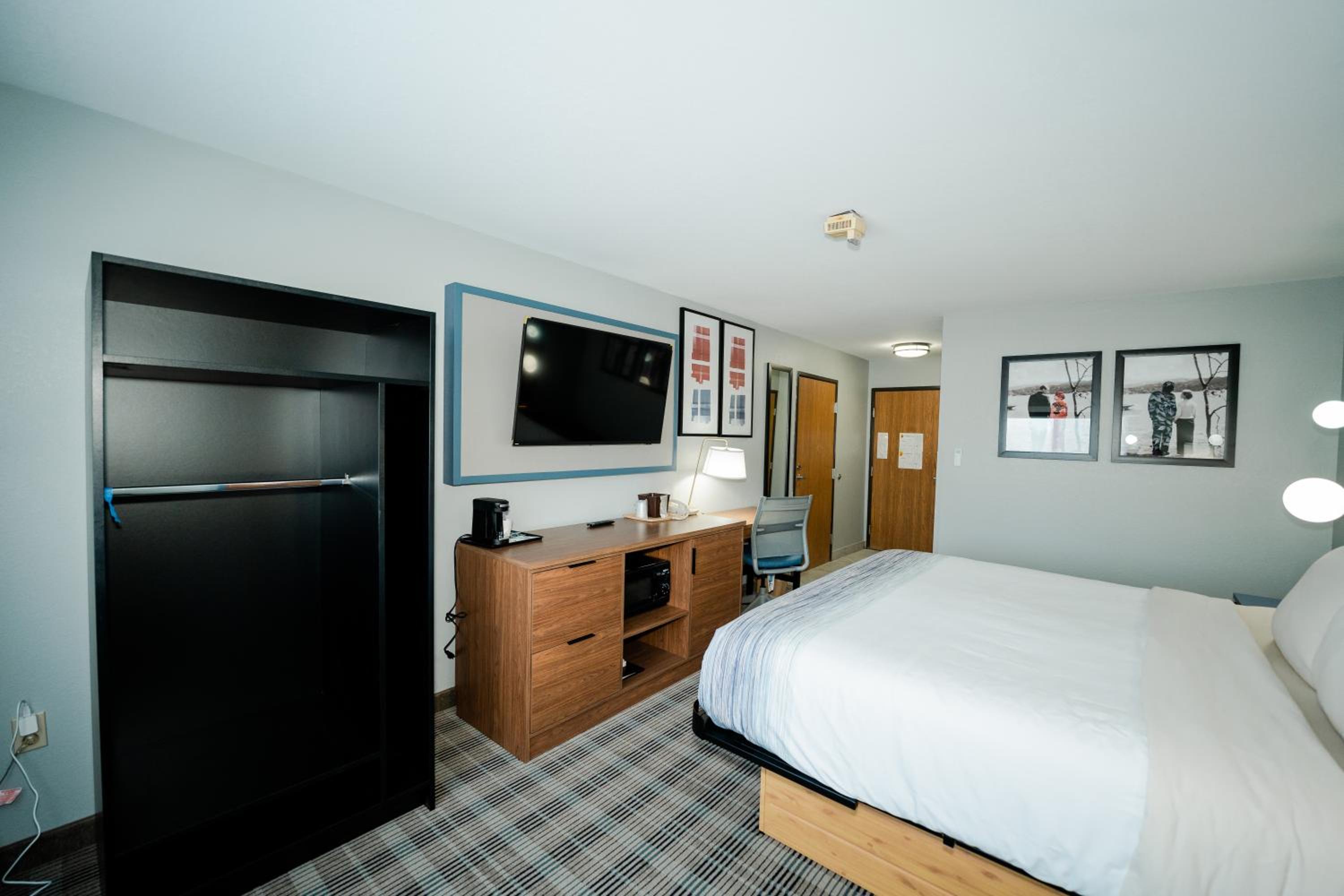 King Room With Roll-In Shower - Mobility Accessible/Non-Smoking - Photo 3
