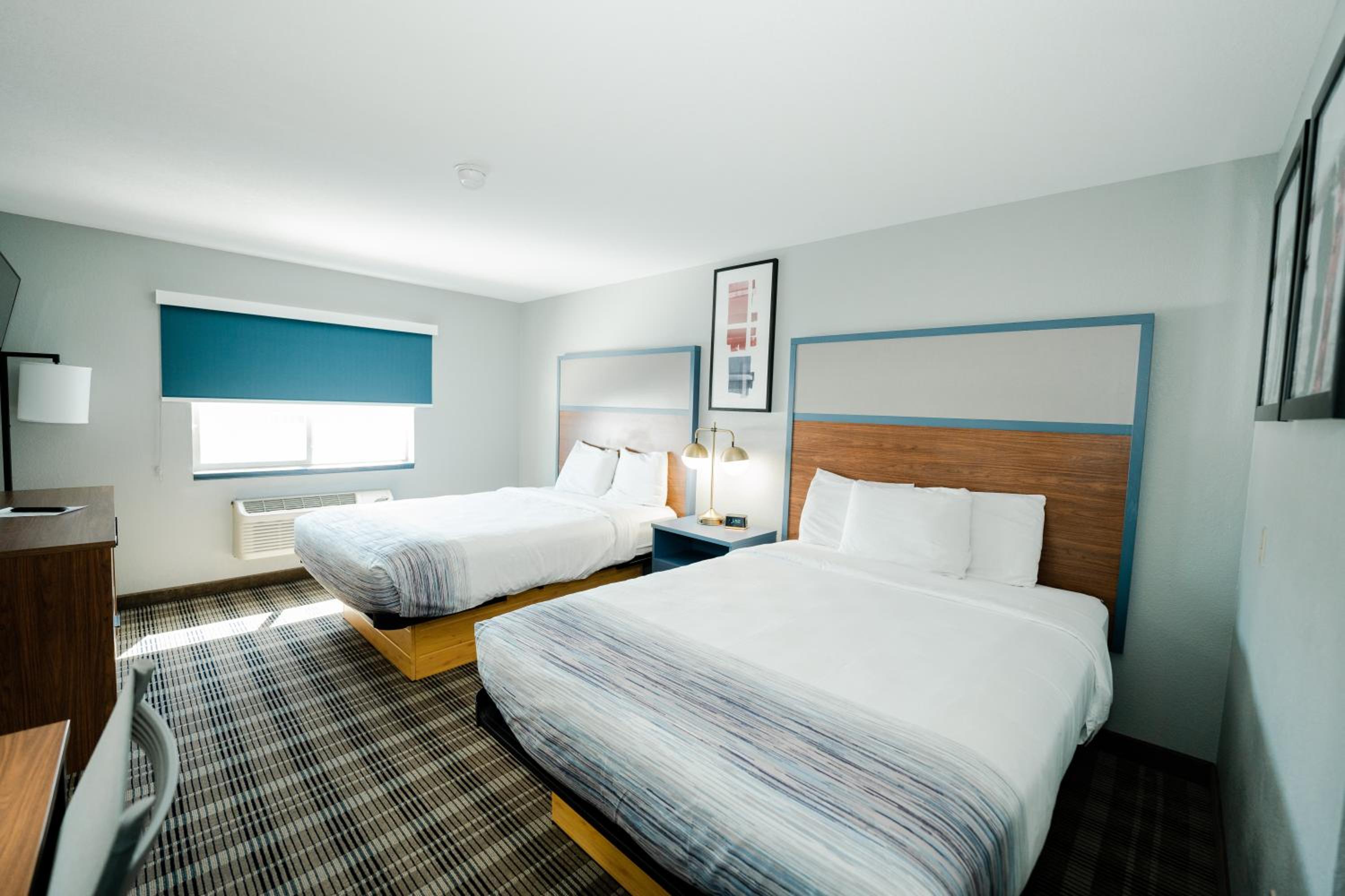 Queen Suite with Two Queen and One King Beds - Non-Smoking - Photo 2