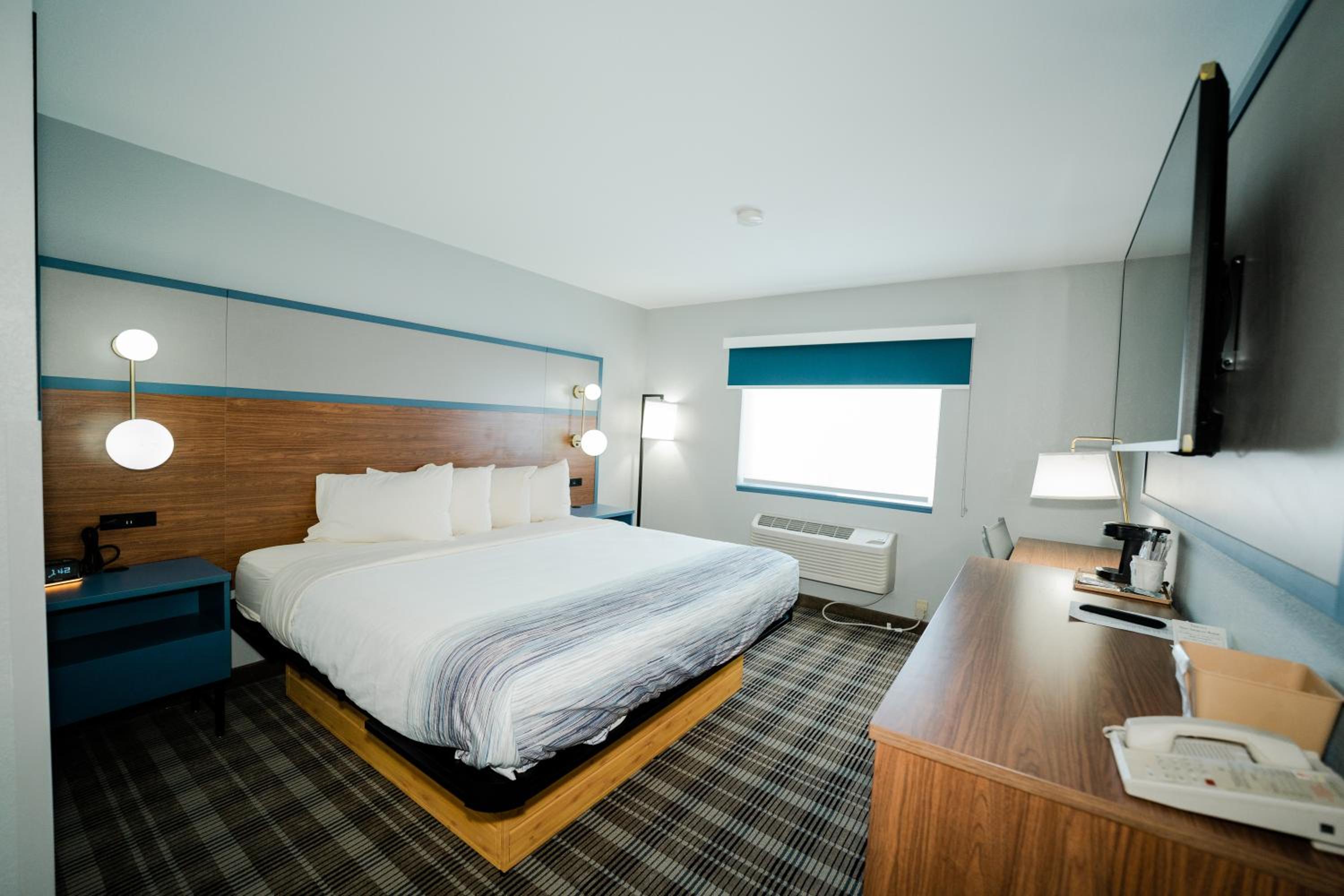 King Room - Non-Smoking - Photo 3