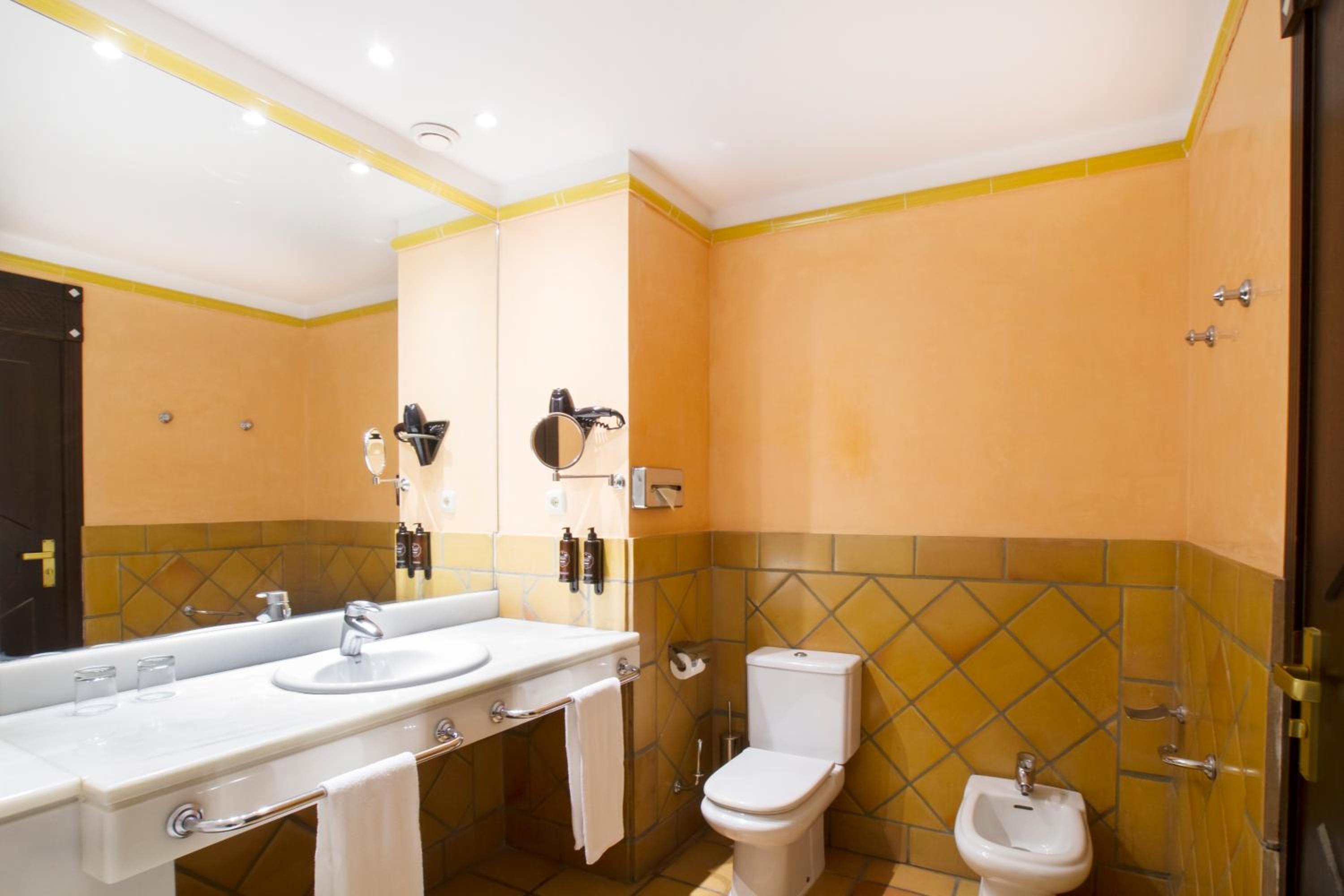 Double or Twin Room - Photo 5