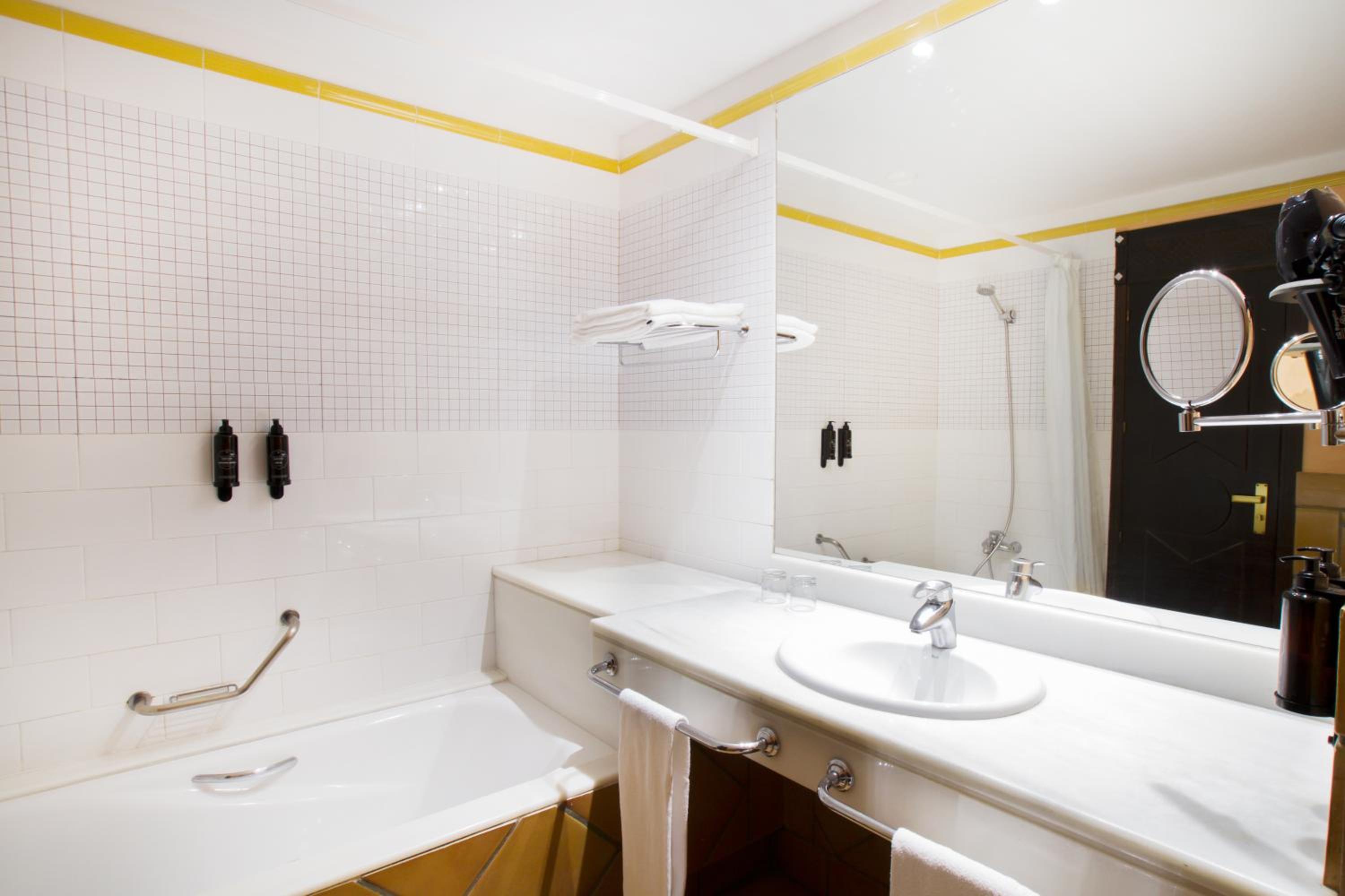 Double or Twin Room - Photo 6
