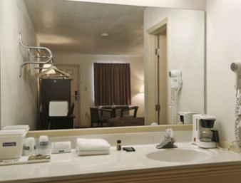 King Room - Non-Smoking photo 2