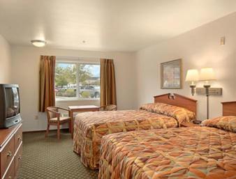 Queen Room with Two Queen Beds - Non-Smoking - Photo 4