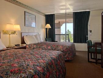 Queen Room with Two Queen Beds - Non-Smoking - Photo 1