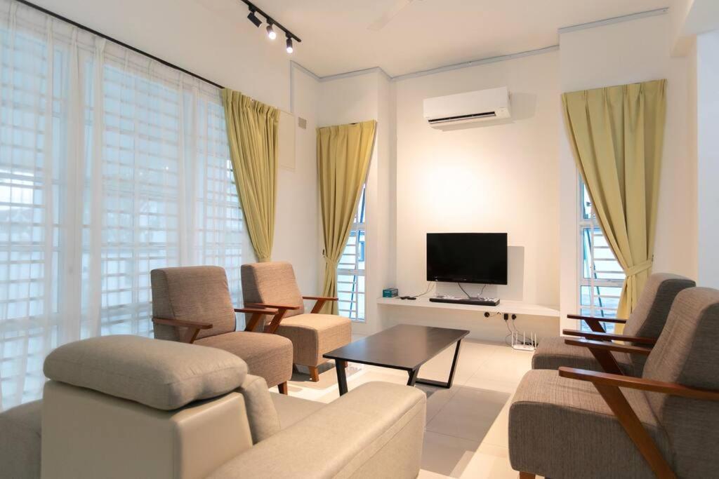 Six-Bedroom House photo 1