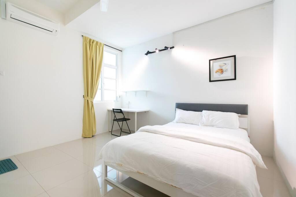 Six-Bedroom House photo 2