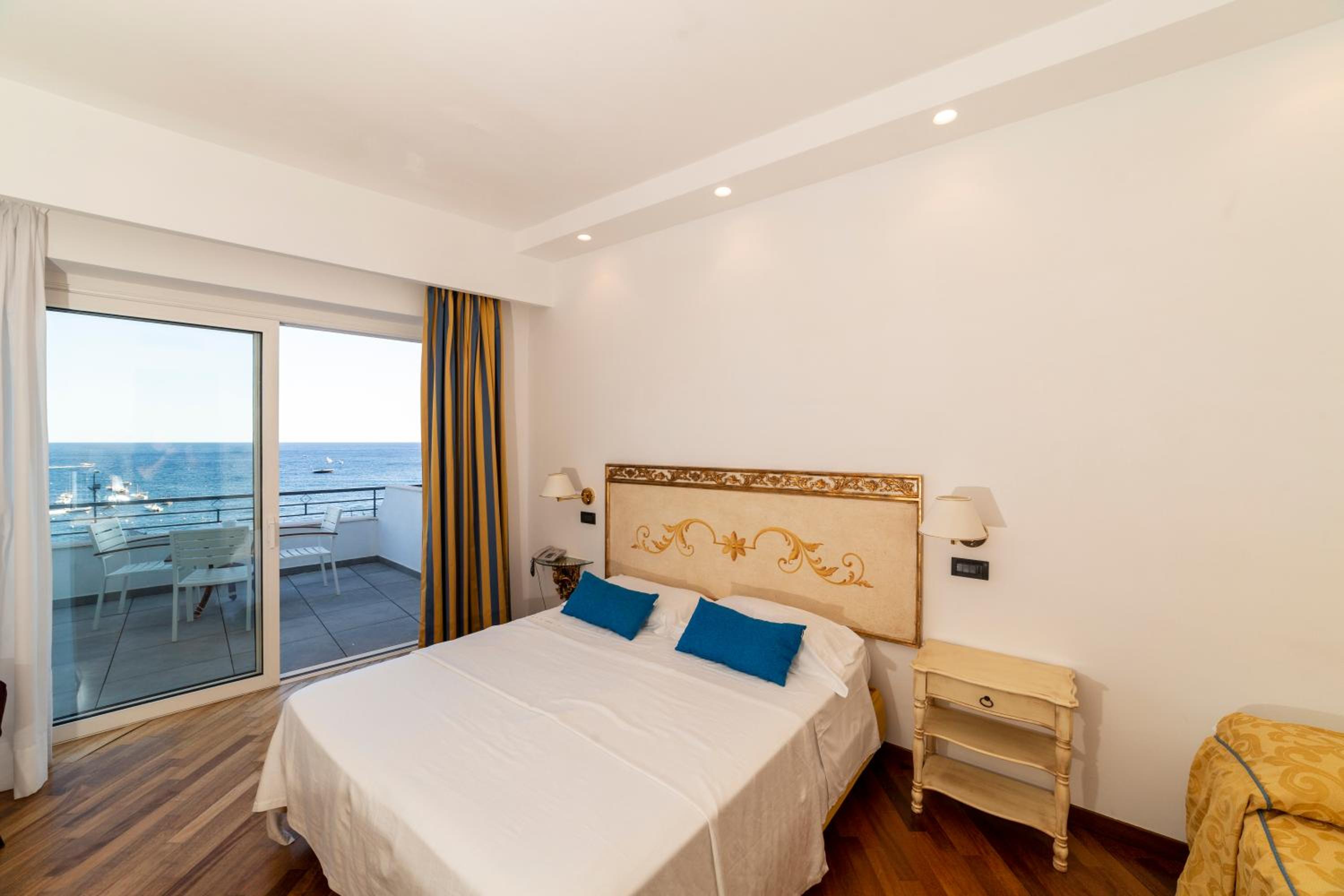 Superior Triple Room with Balcony and Sea View - Photo 1
