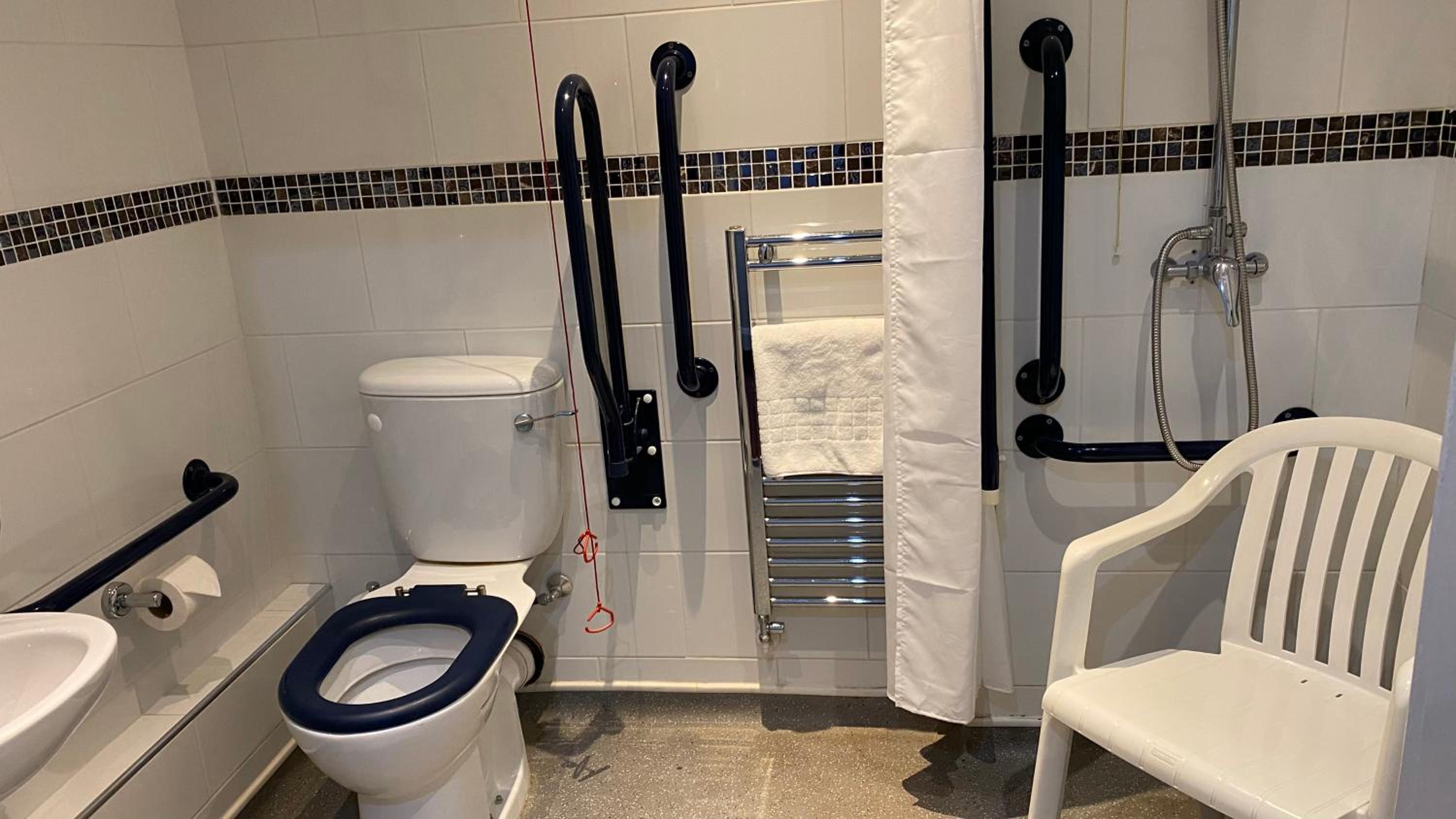 Twin Room - Disability Access - Photo 10