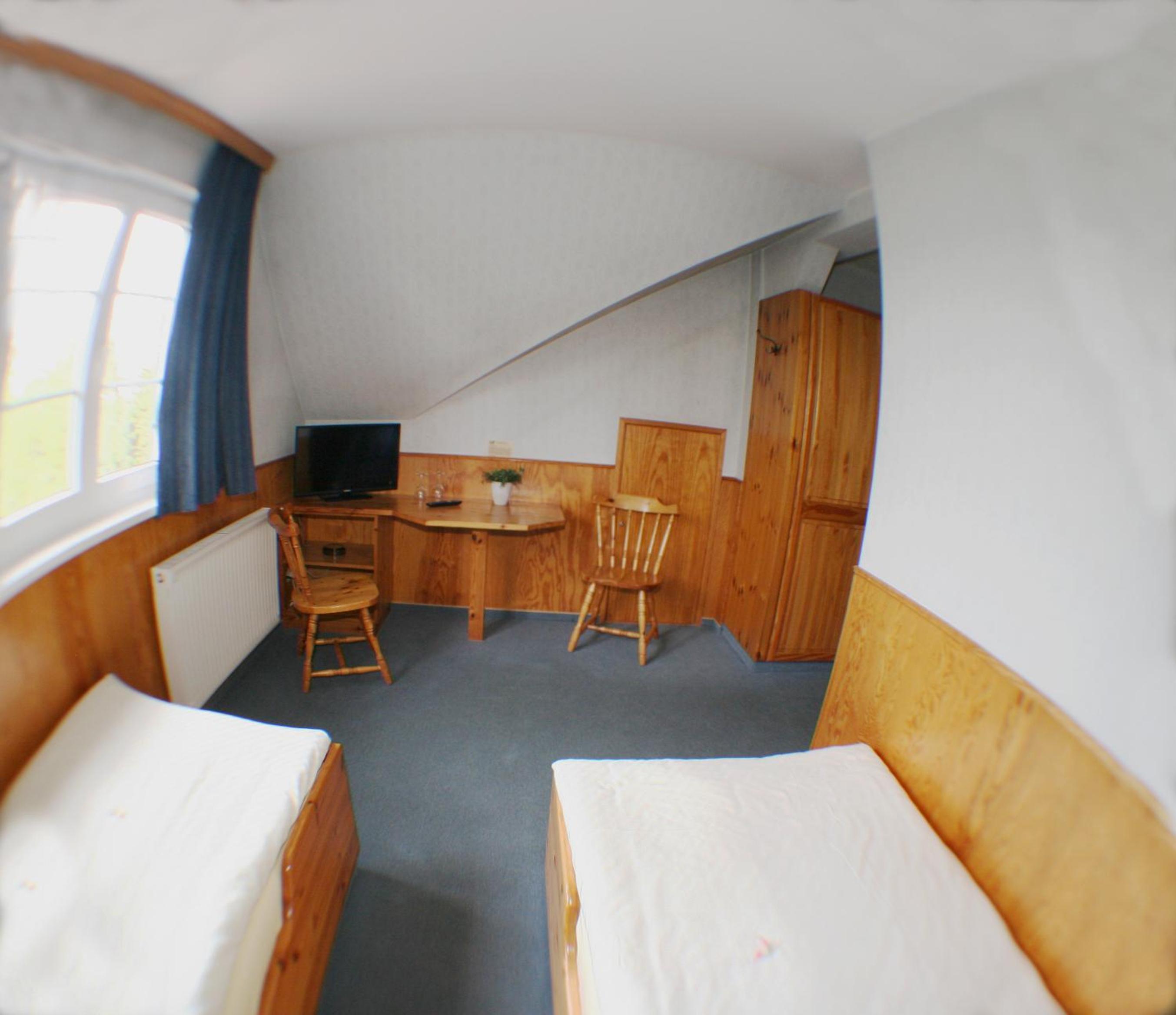 Large Twin Room - Photo 2