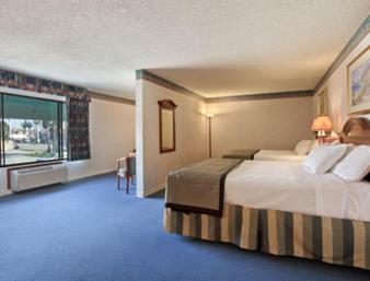 Queen Suite - Non-Smoking photo 1