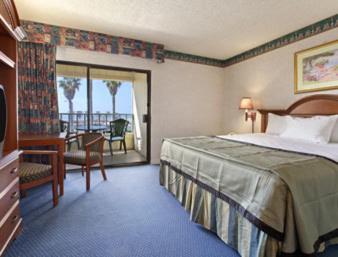 Deluxe King Room with Ocean view - Non-Smoking photo 2
