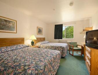 Queen Room with Two Queen Beds - Smoking - Photo 3
