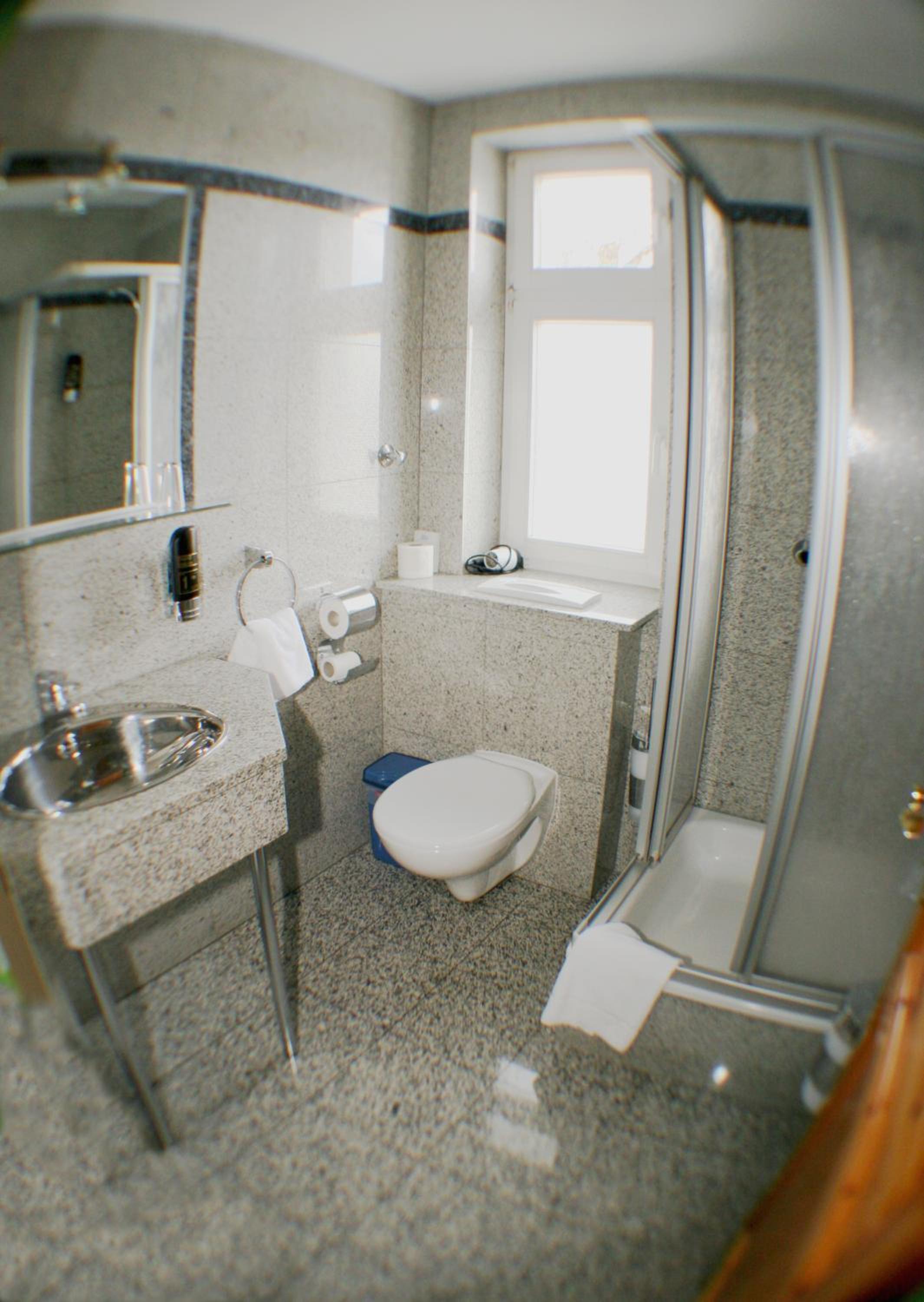 Large Double Room - Photo 5