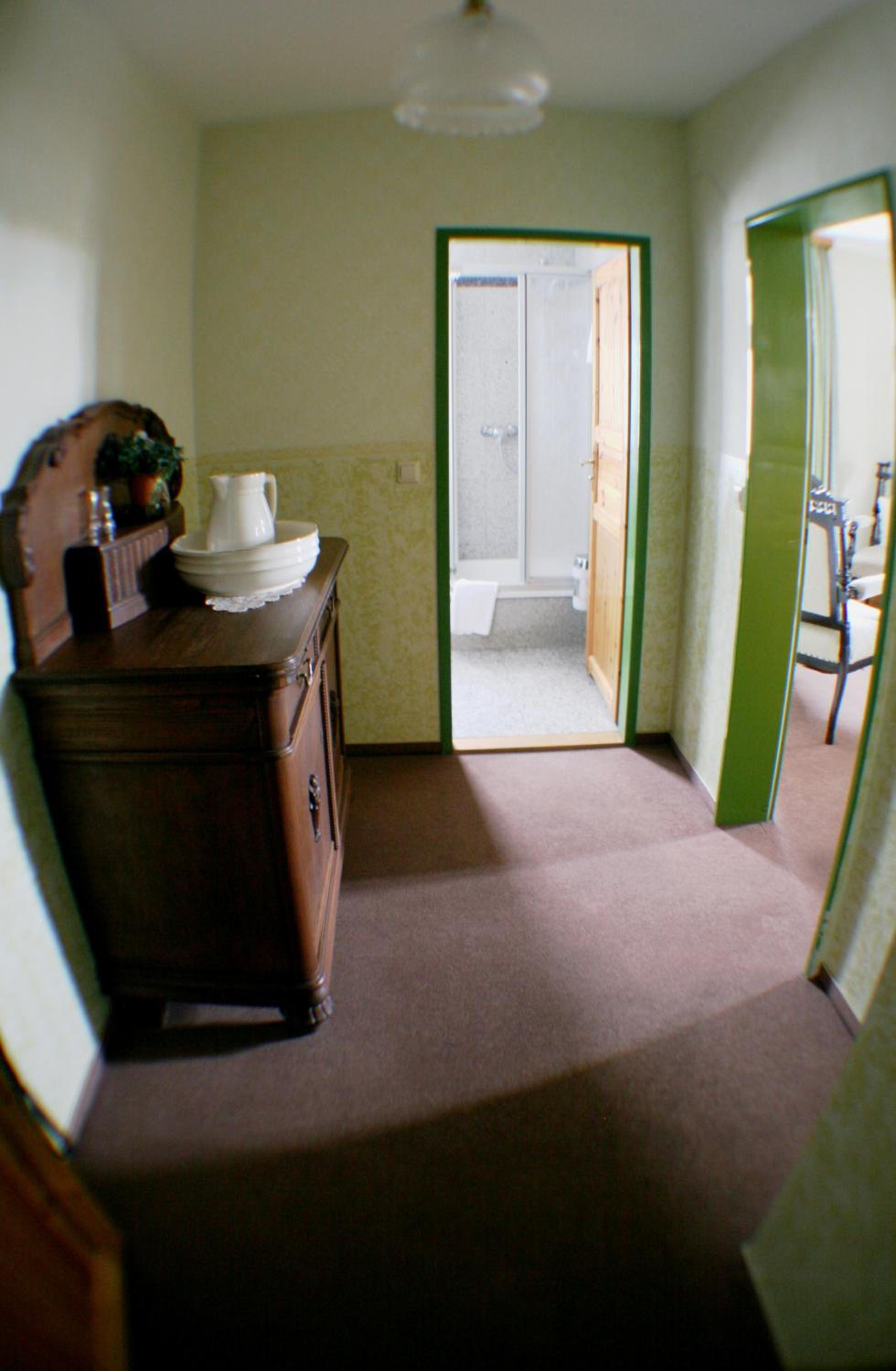 Large Double Room - Photo 8
