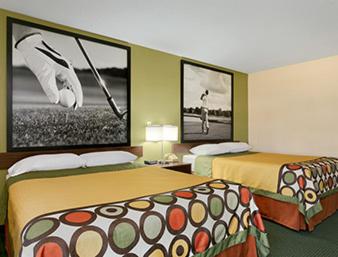 Queen Room with Two Queen Beds - Non-Smoking - Photo 2