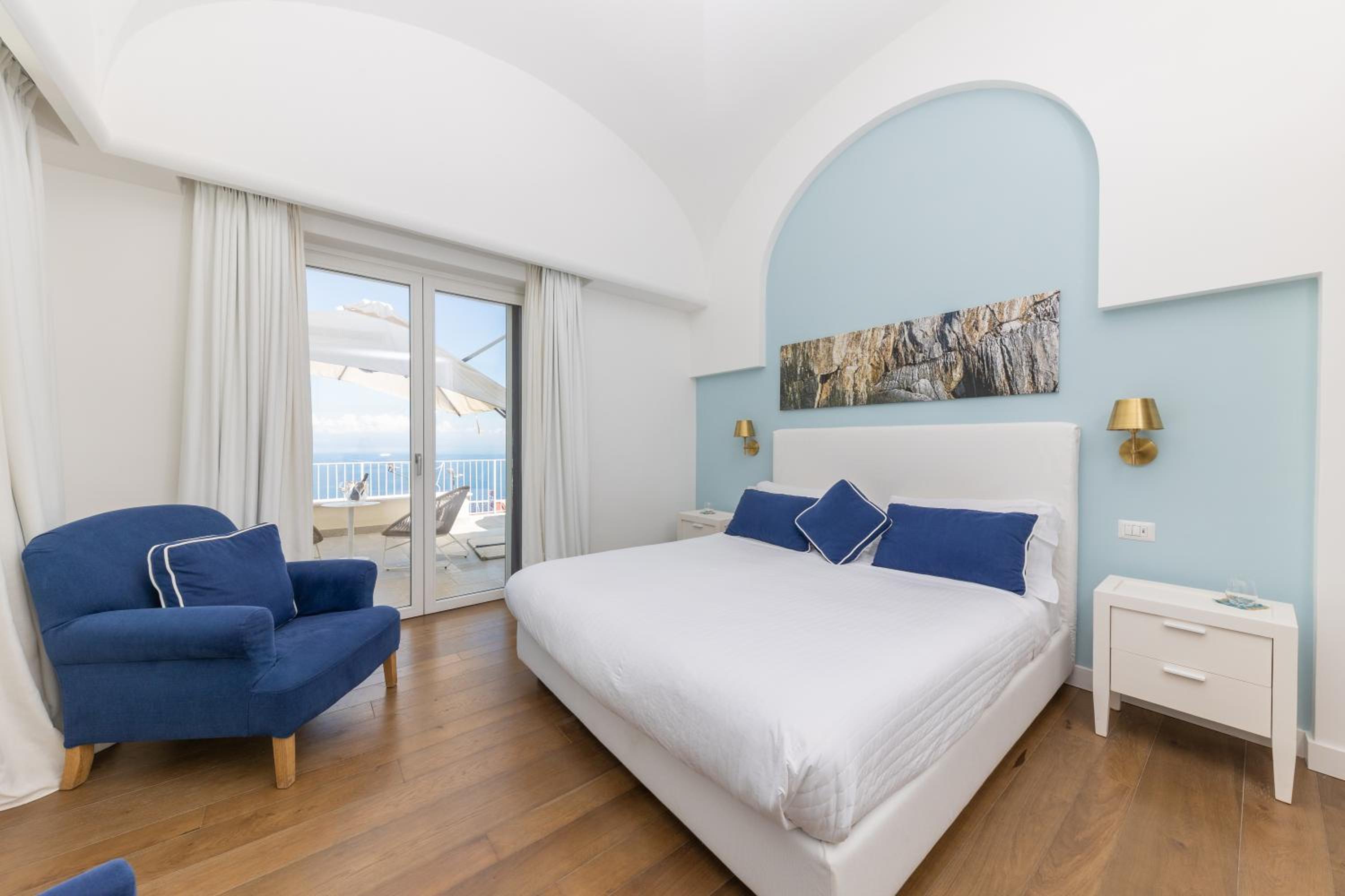 Deluxe Double Room with Balcony and Sea View photo 2