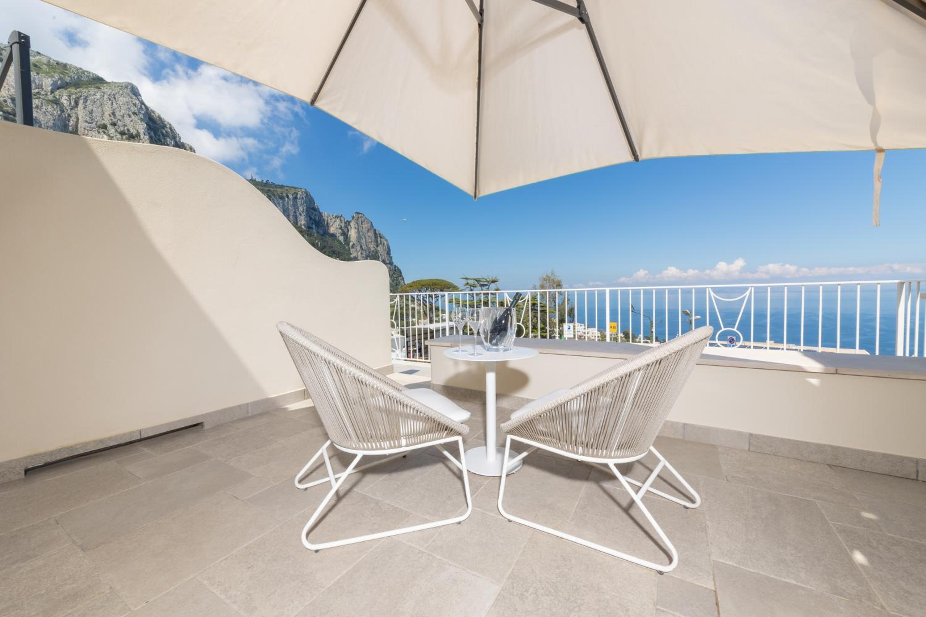 Deluxe Double Room with Balcony and Sea View photo 2